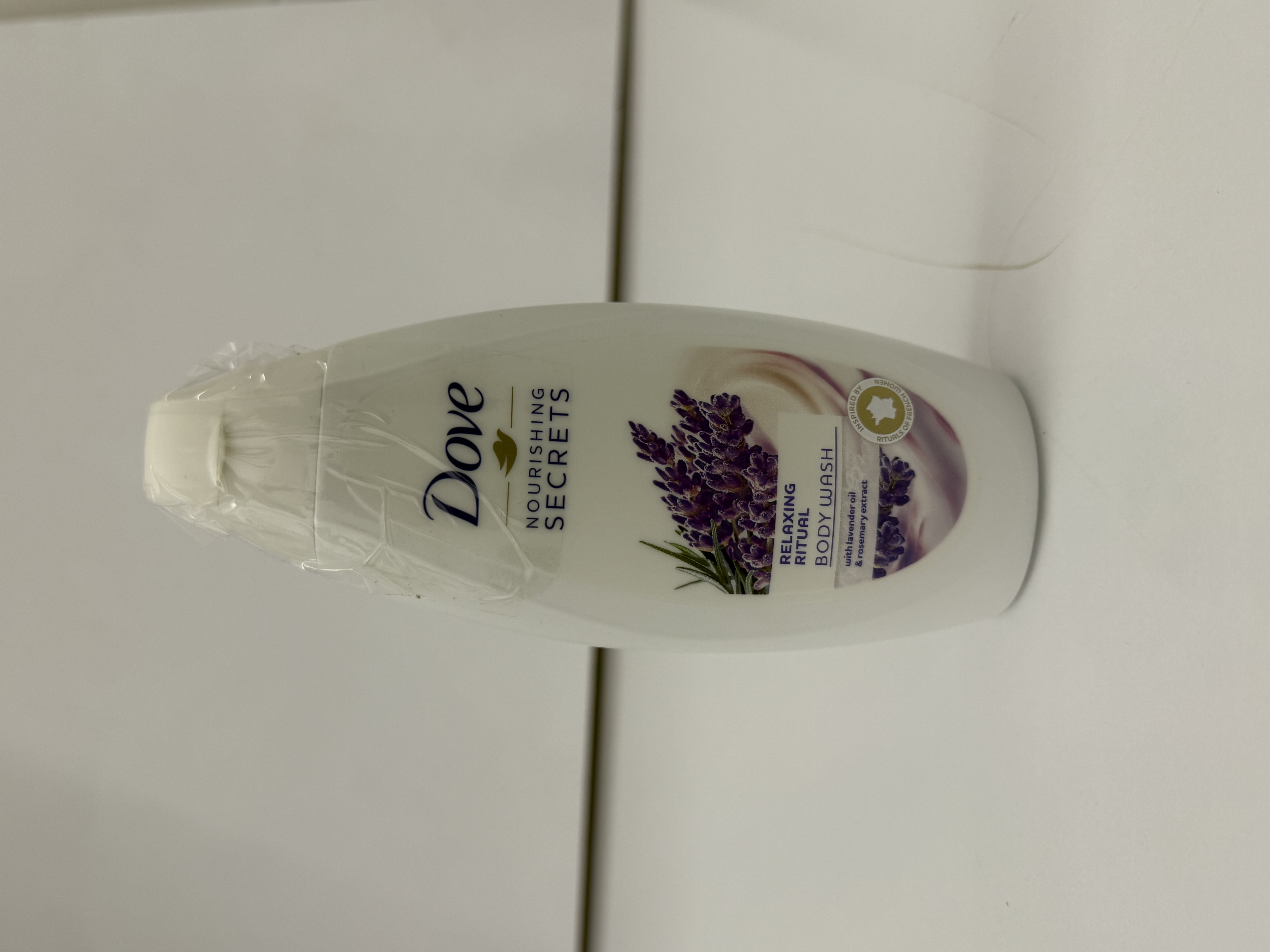 شامپو بدن داو با روغن اسطوخودوس و عصاره رزماری، دارای بافت کرمی و رایحه دلپذیر؛ مناسب شست‌وشوی روزانه بدن.